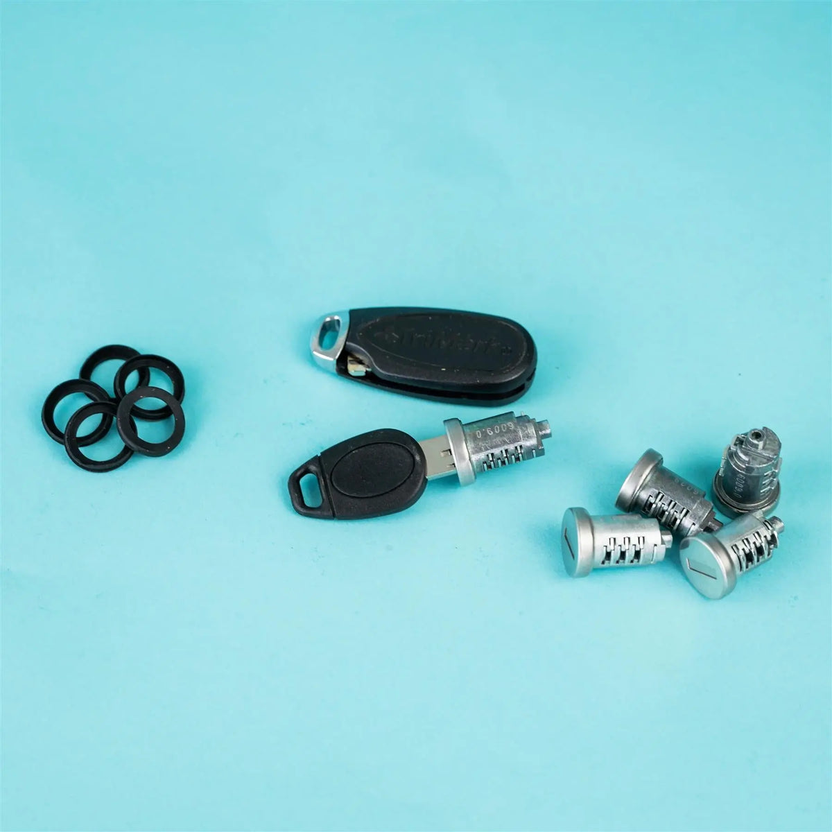 An Elddis motorhome barrel and key set with seven barrels and two keys.