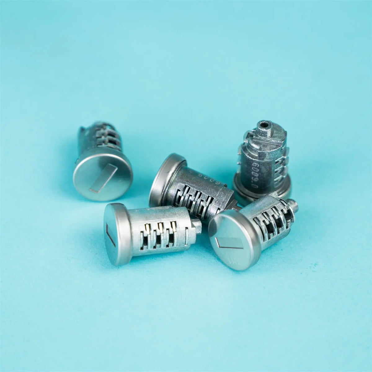 Separate parts for an Elddis motorhome barrel and key set with seven barrels and two keys.