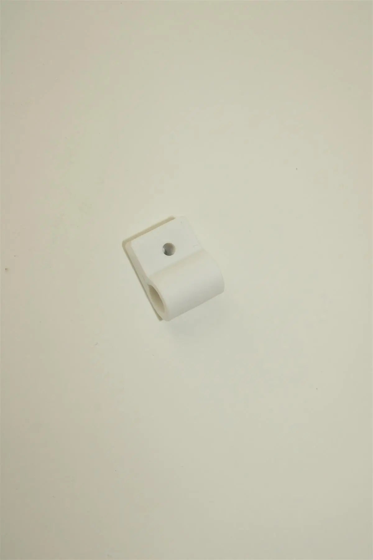 A white Dethleffs fastening clamp.