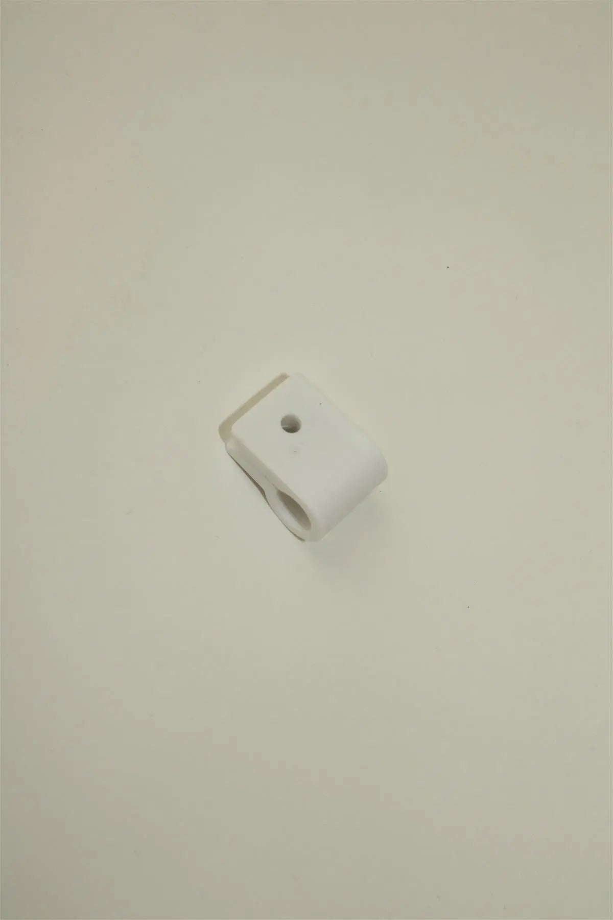 A white Dethleffs fastening clamp.